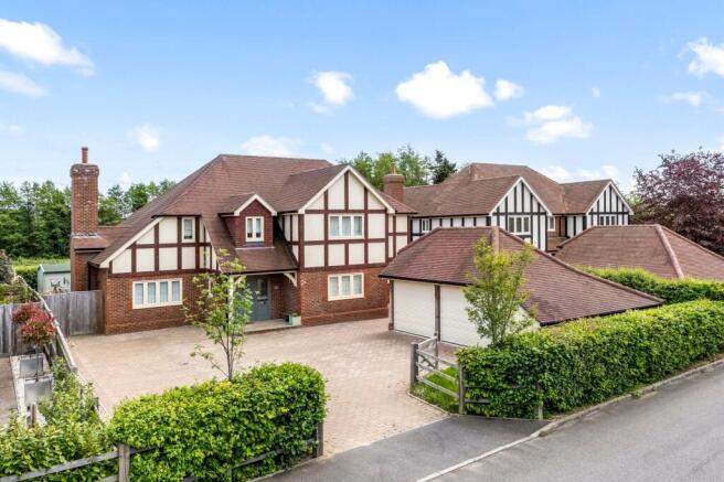 4 bed property, in Danecroft Place, £800,000