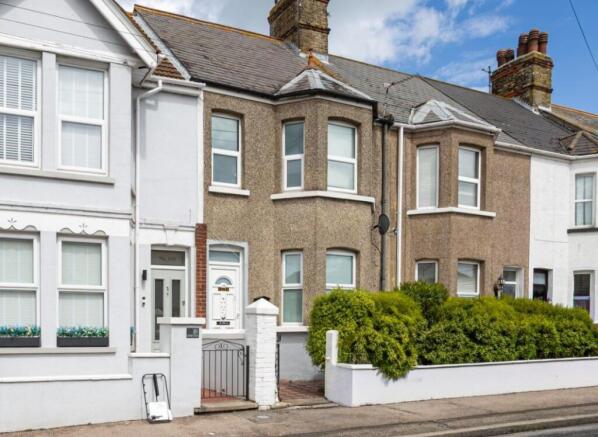 3 bed property, in Victoria Avenue, £280,000