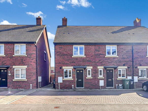 2 bed property, in Hunts Grove, £235,000