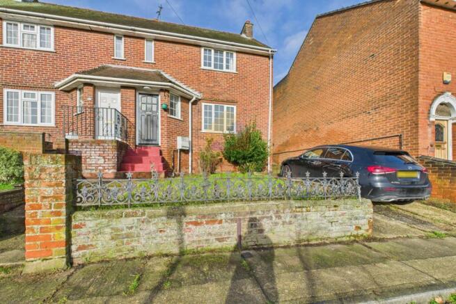 2 bed property, in St Julian Grove, £165,000