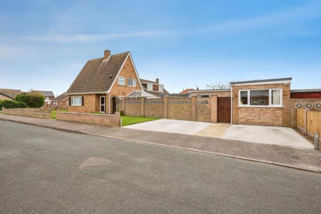 3 bed property, in Brecklands, £370,000