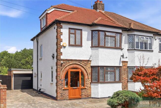 4 bed property, in Hycliffe Gardens, £800,000