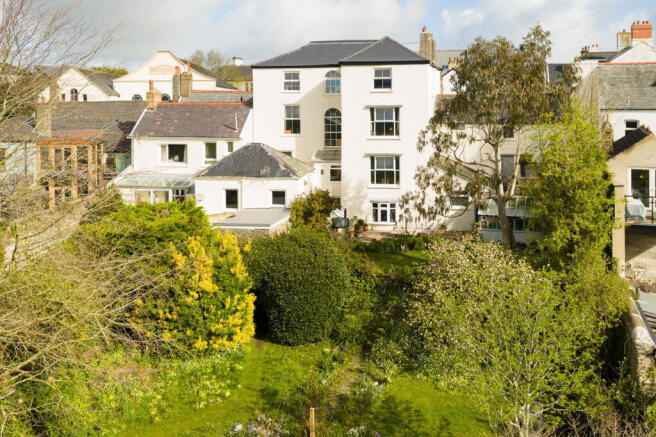 5 bed property, in South Street, £595,000