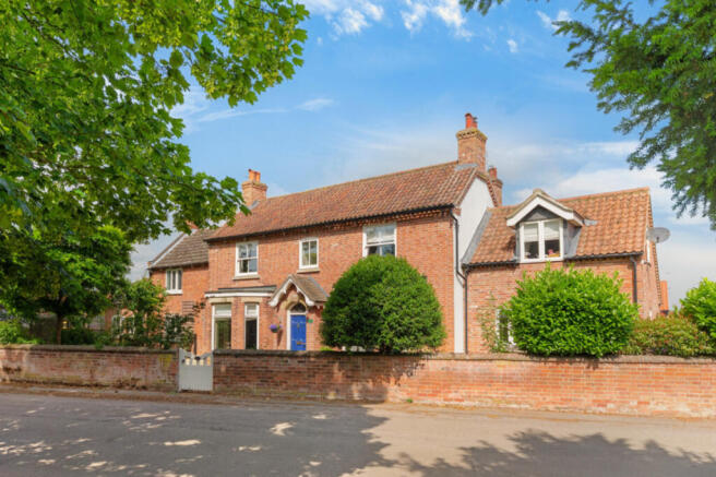 5 bed property, in Main Road, £950,000