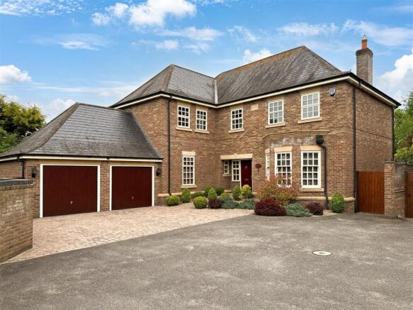 4 bed property, in Old Orchard, £700,000