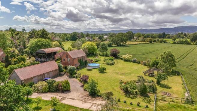 4 bed property, in Hanley Swan, £780,000