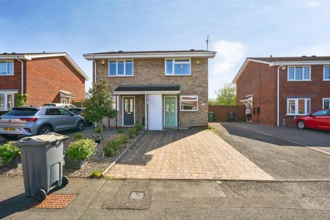 2 bed property, in Eden Close, £205,000