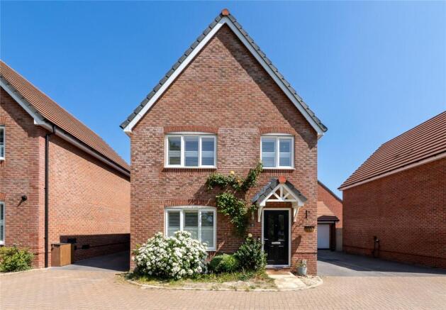 4 bed property, in Linnet Grove, £450,000