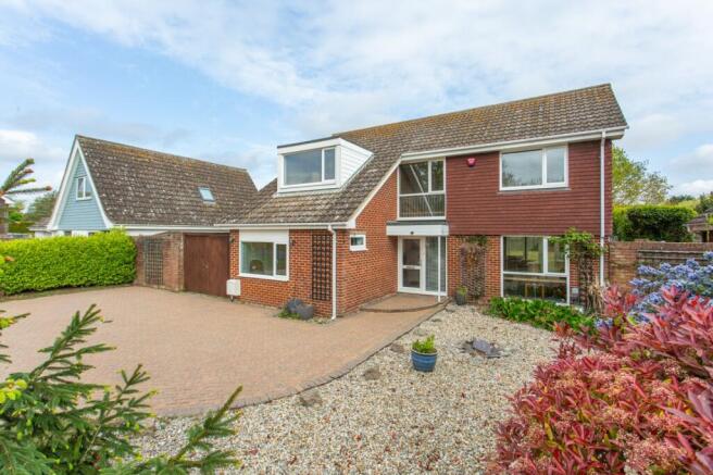 4 bed property, in Waldershare Avenue, £800,000