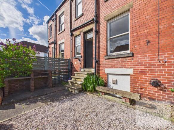 5 bed property, in Potternewton Lane, £355,000