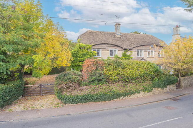 3 bed property, in Acton Turville, £695,000