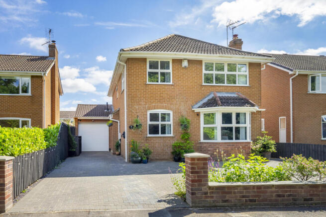 4 bed property, in Park Close, £550,000