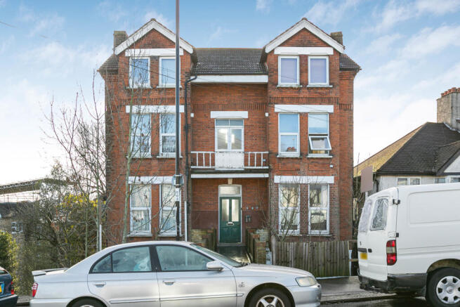 1 bed property, in Canham Road, £185,000