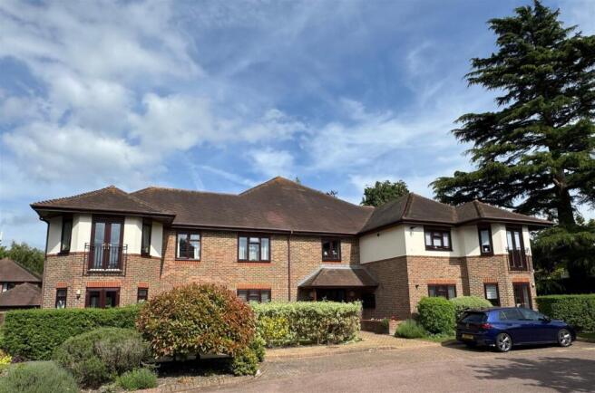 2 bed property, in Petersmead Close, £400,000