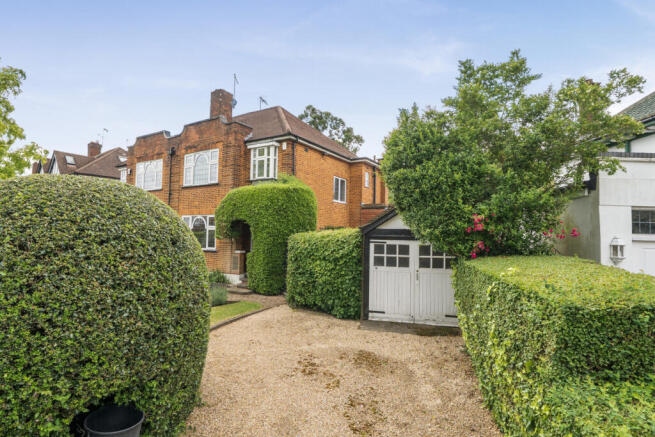 3 bed property, in Burwood Avenue, £849,950