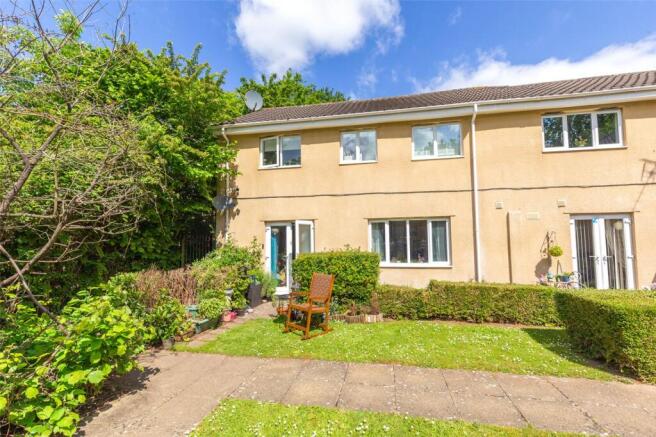 1 bed property, in Harmer Close, £155,000