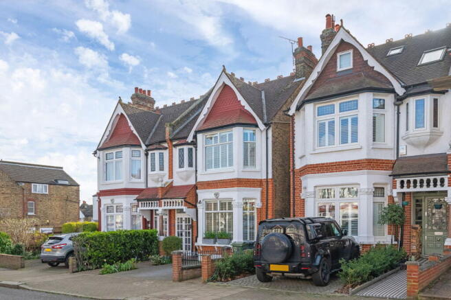 4 bed property, in Braxted Park, £1,200,000