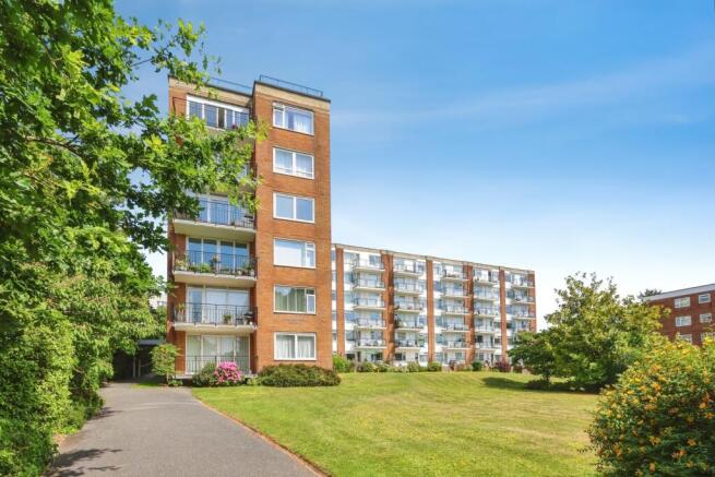 2 bed property, in Parkstone Road, £200,000