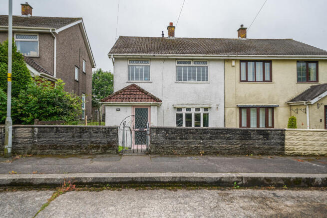 3 bed property, in Candleston Place, £140,000