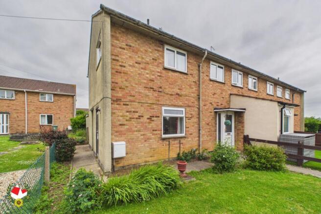 2 bed property, in Chatcombe Road, £200,000