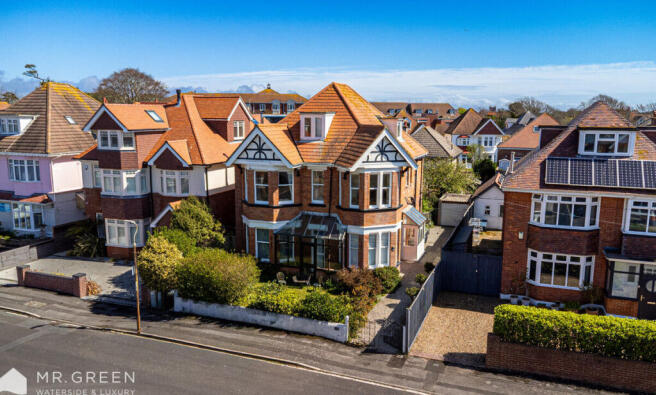 4 bed property, in Pinecliffe Avenue, £800,000