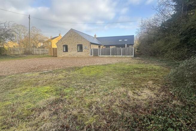 4 bed property, in Main Road, £385,000