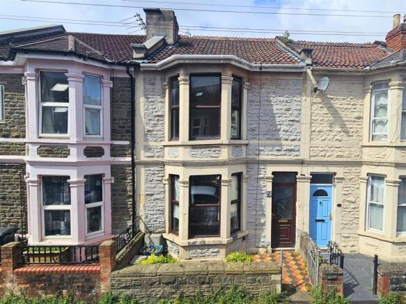 2 bed property, in Carlyle Road, £230,000