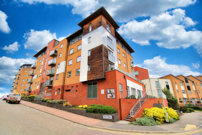 2 bed property, in Colchester, £165,000
