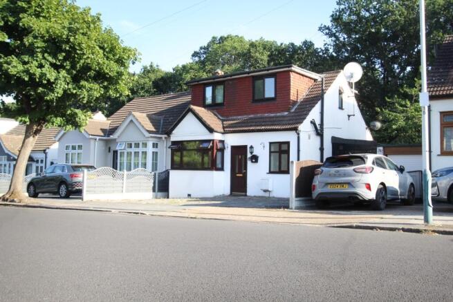 3 bed property, in Hillview Avenue, £550,000