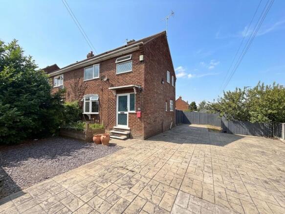 3 bed property, in Woodland Close, £220,000