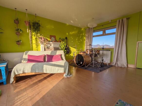 2 bed property, in Glan Gors, £88,000