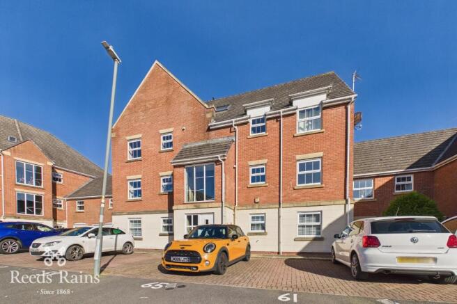 2 bed property, in Perthshire Grove, £110,000