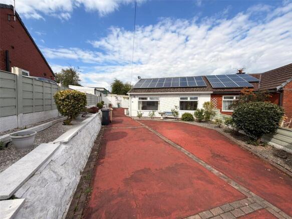 3 bed property, in Hill Cot Road, £230,000