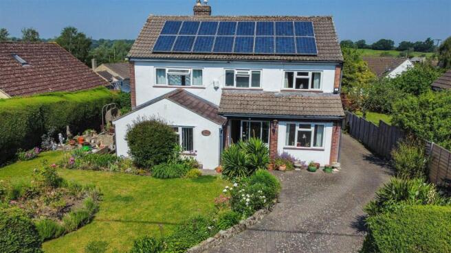 4 bed property, in Common Road, £625,000