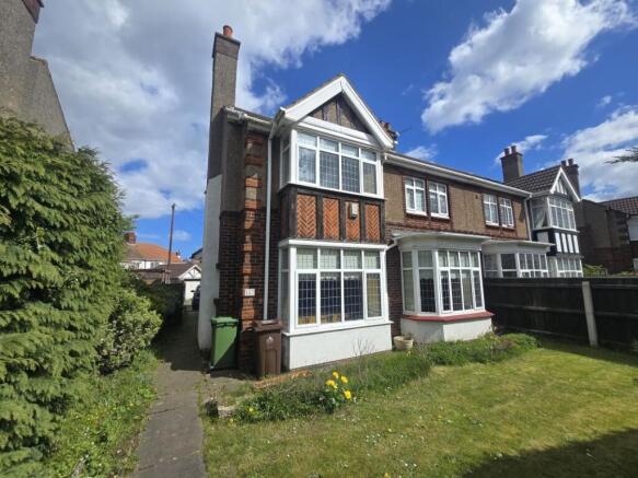 4 bed property, in 127 Weelsby Road, £110,000
