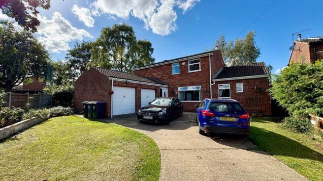 5 bed property, in Reading Close, £375,000