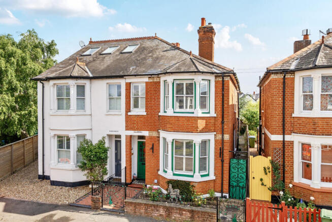 3 bed property, in Cedar Road, £800,000
