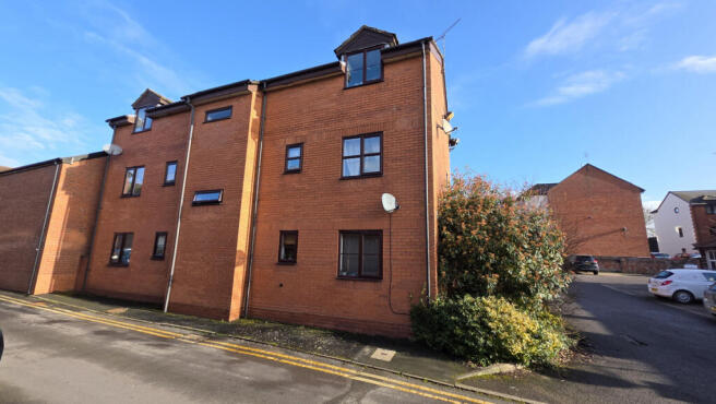 1 bed property, in Craven Lane, £120,000