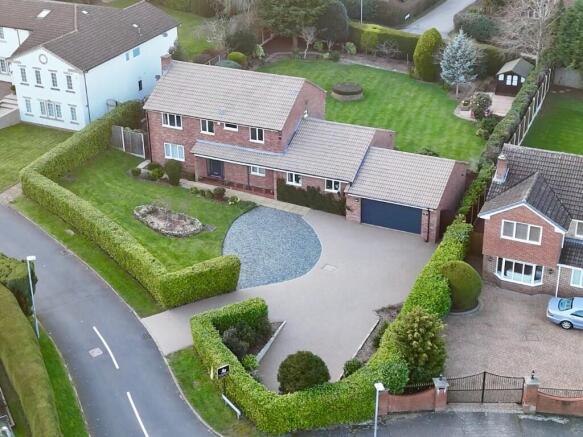 4 bed property, in Grangelea Gardens, £1,100,000