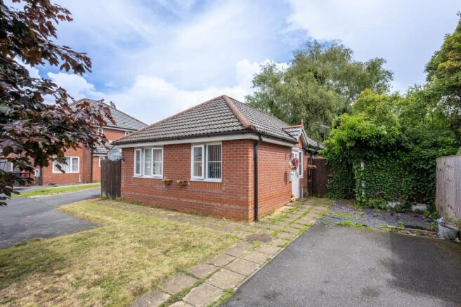 2 bed property, in Newick Park, £165,000