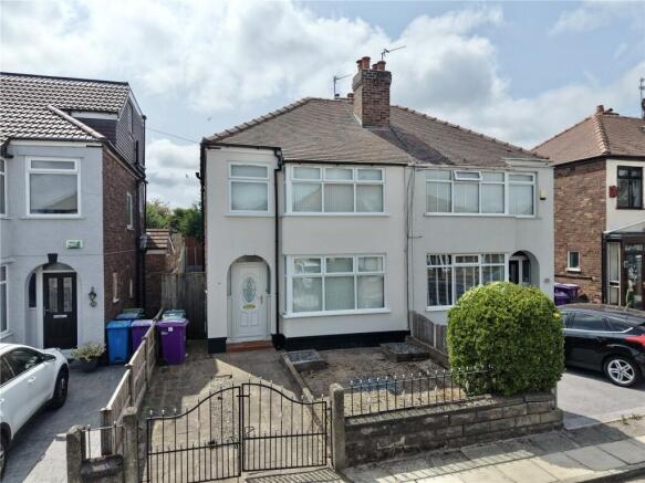 3 bed property, in The Fairway, £270,000