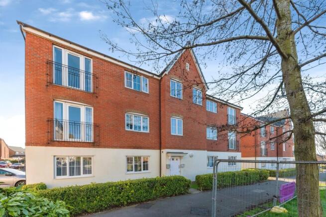 1 bed property, in Cromford Court, £80,000