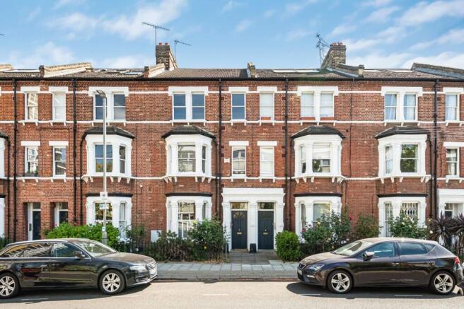 1 bed property, in Rosenau Road, £525,000