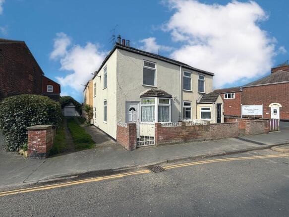 3 bed property, in Yarmouth Road, £125,000