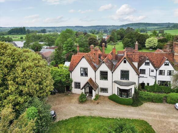 4 bed property, in Yewden Manor, £1,250,000