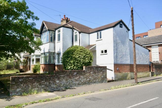 4 bed property, in Oak End Way, £700,000