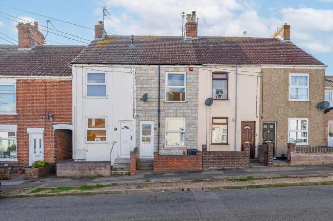 2 bed property, in Moyes Road, £150,000