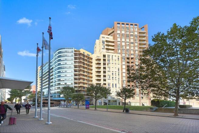 2 bed property, in Western Gateway, £345,000