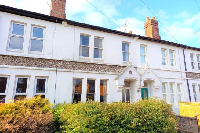 2 bed property, in Winchester, £420,000
