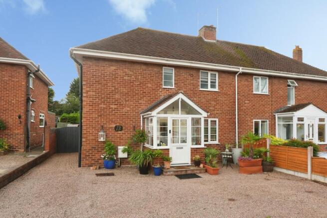 3 bed property, in Alexander Close, £300,000